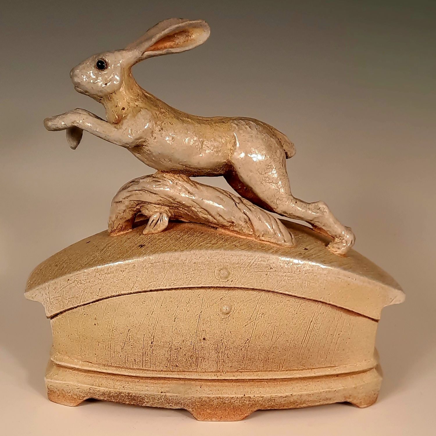 Bruce Cochrane & Zsuzsa Monostory: Lidded box – Leaping rabbit Product Image 1 of 1