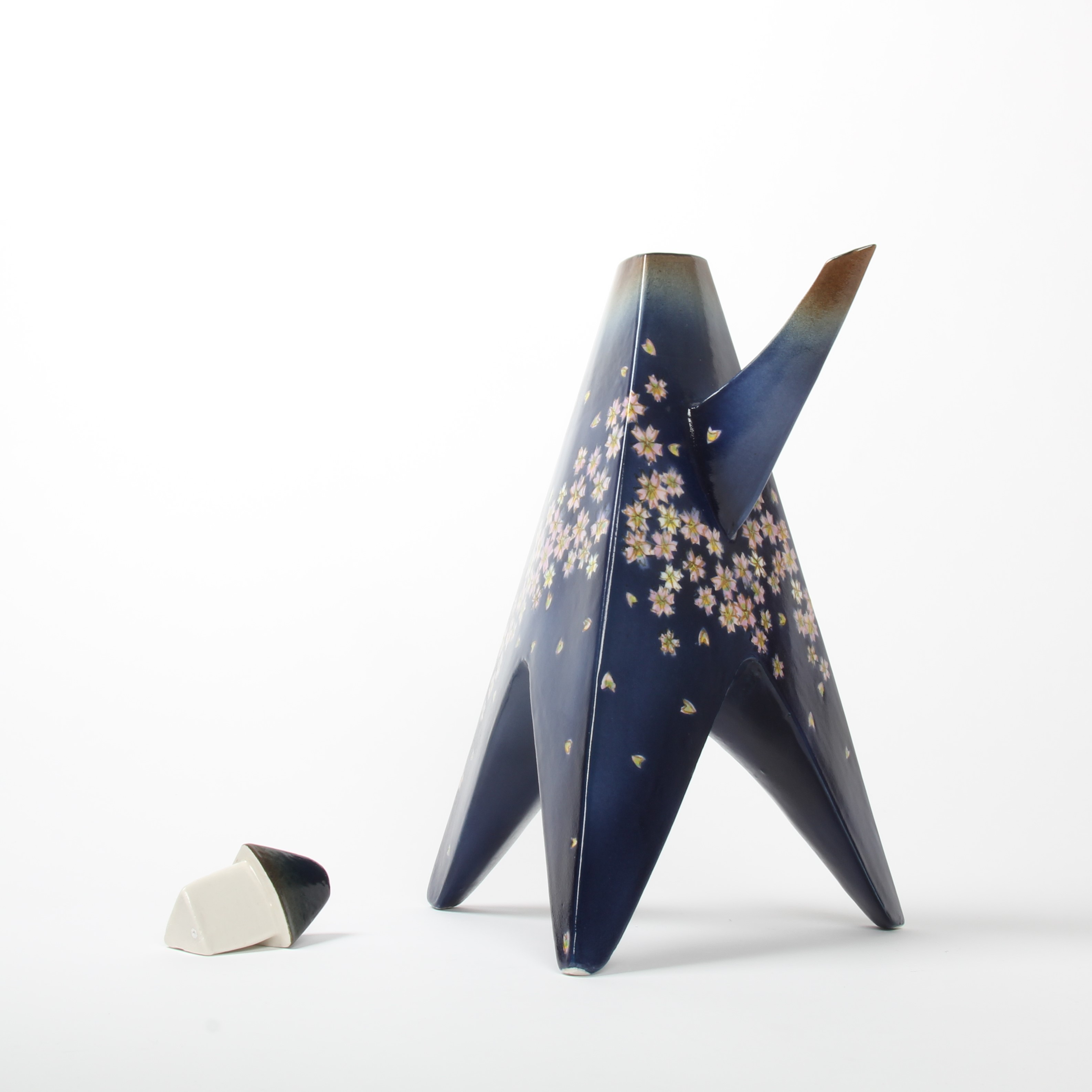 Kinichi Shigeno: Blue Floral Tripod Decanter Product Image 3 of 4
