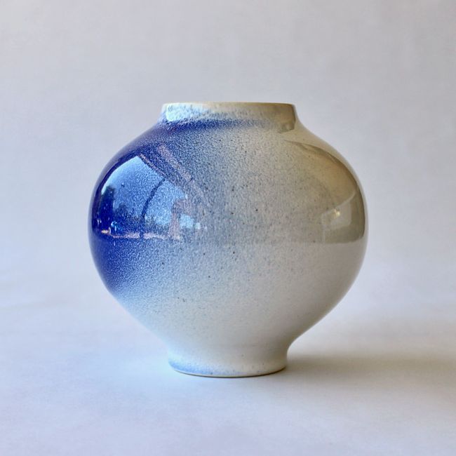 Annika Hoefs: Moon Jar – Gradient Side Product Image 1 of 1