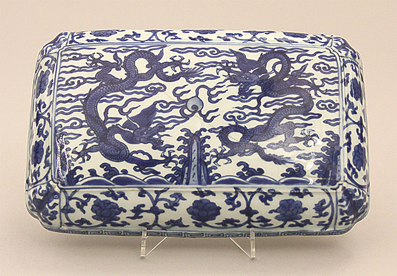 Blue-and-white porcelain box with dragon design