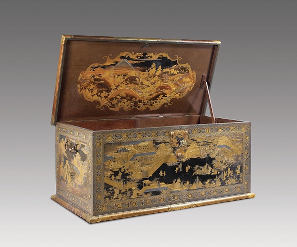 Japanese lacquered chest, 1630-1640, maki-e technique, height 63.5 cm, length 144.5 cm and width 73 cm. Photos courtesy the Rijksmuseum