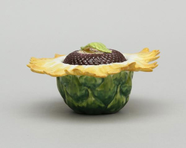 Tureen in the shape of a sunflower