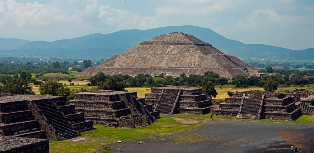Pyramid of the Sun from Pyramid of the Moon, Teotihuacan. Photo: Daniel Case via Wikimedia Commons